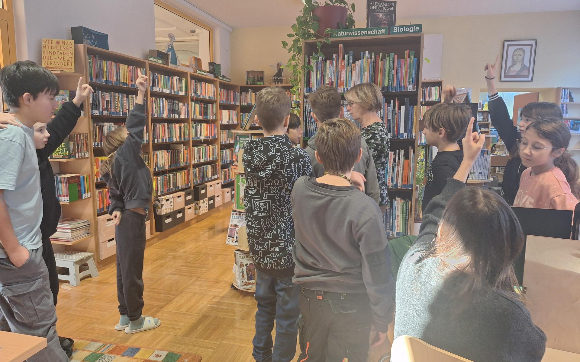 Kinder in der Bücherei