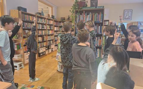 Kinder in der Bücherei