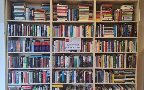 Bücherbasarregal mit Sponsorhinweis Saubermacher